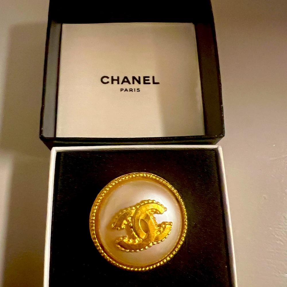 🤩 CHANEL VERY RARE Authentic Vintage  Faux Pearl Gold BROOCH! Mint cond w/ box.